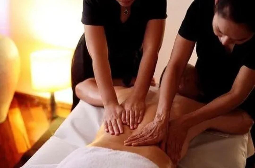 4 hand massage